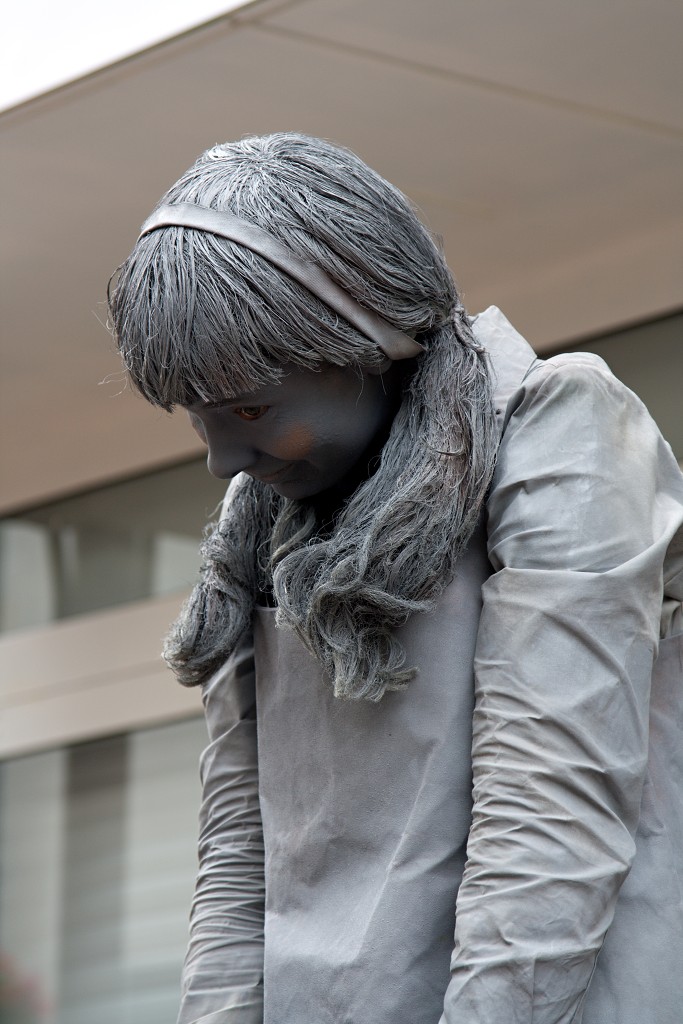 living statue oss levend standbeeld evenement event festival festiviteit kunst art straatkunst streetart artiest beeld beeldhouwwerk sculpture sculptuur